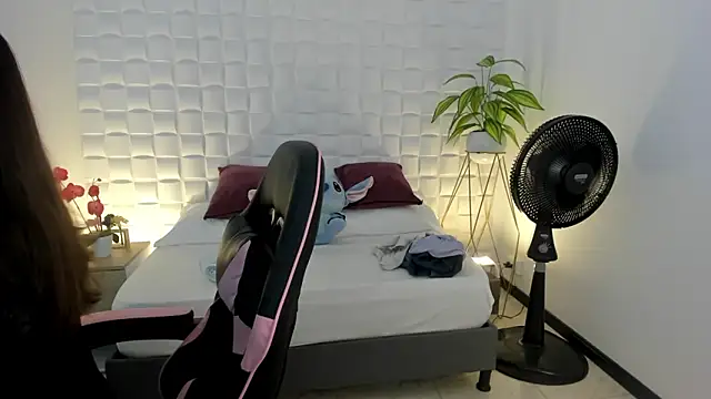 victoria 243 online show from 02-16-26, 04:19