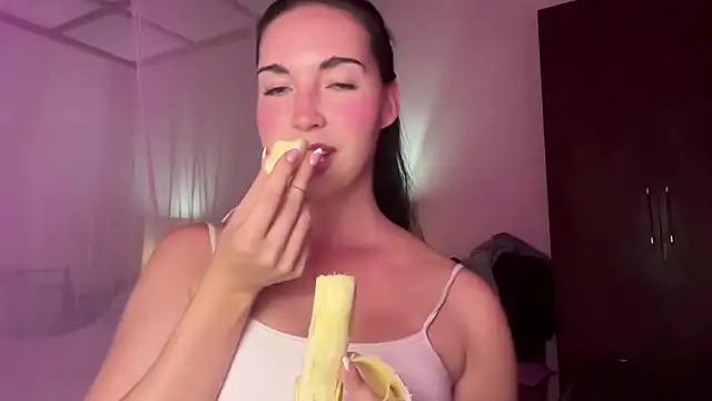 Snapshot of Bae_Belle chatting on 11-29-25, 06:22 Bae Belle online show from 11-29-25, 06:22