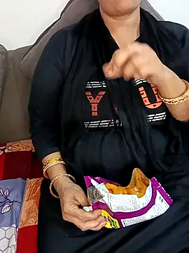 Snapshot of Sizzling_Shreya chatting on 10-29-25, 04:42 Sizzling Shreya online show from 10-29-25, 04:42