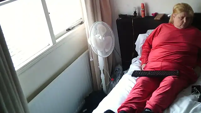 Sylviastar46 online show from 12-22-25, 12:02