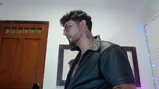 Snapshot of Andrew_Foxx1 chatting on 10-30-25, 02:18 Andrew Foxx1 online show from 10-30-25, 02:18