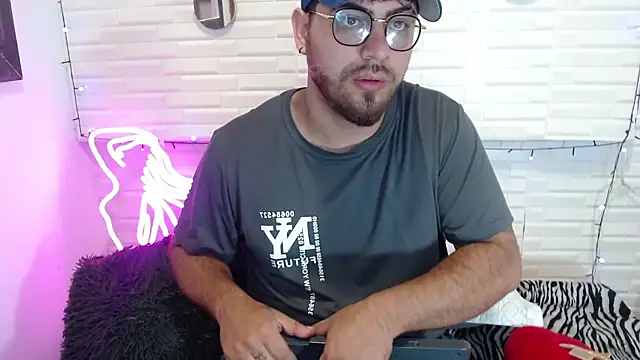 Snapshot of Andrew_Foxx1 chatting on 10-31-25, 01:56 Andrew Foxx1 online show from 10-31-25, 01:56