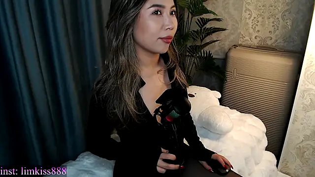 limkiss online show from 12-17-25, 02:12