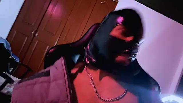 Snapshot of 3v1l chatting on 11-10-25, 11:42 3v1l online show from 11-10-25, 11:42