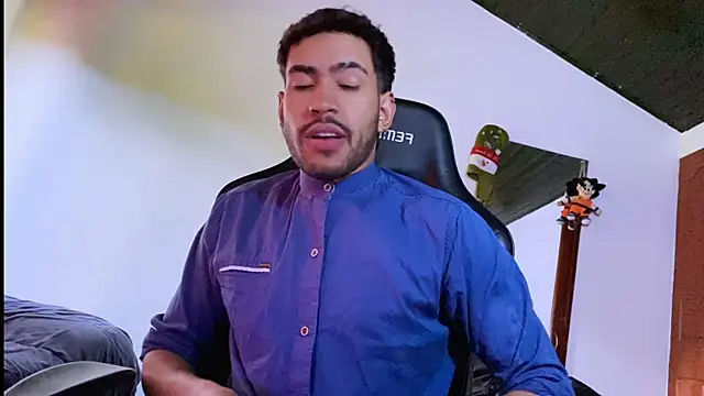 Snapshot of 3v1l chatting on 12-13-25, 07:53 3v1l online show from 12-13-25, 07:53