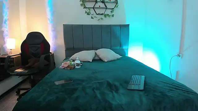 Lucerop  online show from 12-19-25, 03:13