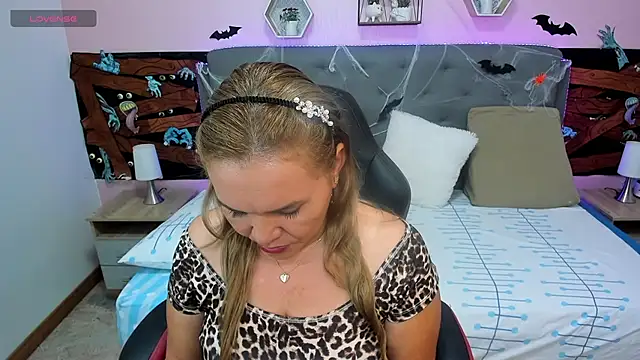 Snapshot of _sarah_lovely chatting on 10-31-25, 03:13  sarah lovely online show from 10-31-25, 03:13