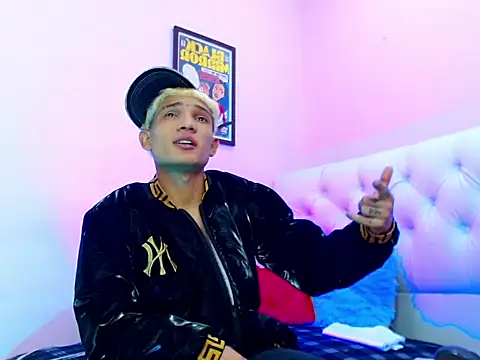 Snapshot of bad_boy_hottx chatting on 11-05-25, 11:16 bad boy hottx online show from 11-05-25, 11:16