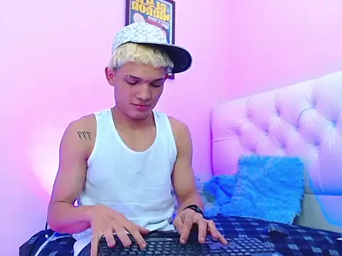 Snapshot of bad_boy_hottx chatting on 11-06-25, 08:32 bad boy hottx online show from 11-06-25, 08:32