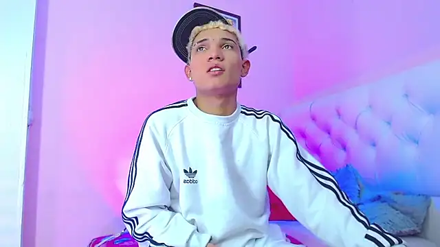 Snapshot of bad_boy_hottx chatting on 11-17-25, 08:31 bad boy hottx online show from 11-17-25, 08:31