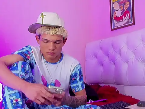 Snapshot of bad_boy_hottx chatting on 12-21-25, 04:58 bad boy hottx online show from 12-21-25, 04:58