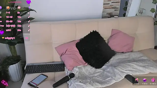 Snapshot of Evelyn_R_ chatting on 06-09-26, 09:37 Evelyn R online show from 06-09-26, 09:37