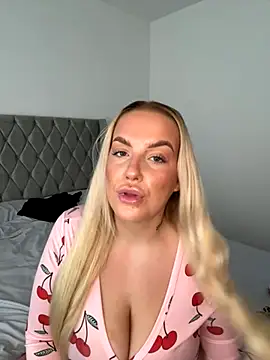 Snapshot of LeahLovexx chatting on 11-03-25, 10:16 LeahLovexx online show from 11-03-25, 10:16