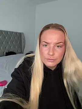 Snapshot of LeahLovexx chatting on 11-04-25, 11:20 LeahLovexx online show from 11-04-25, 11:20