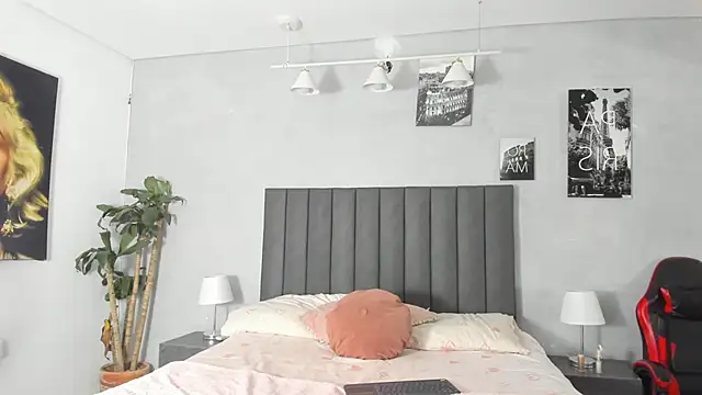 Snapshot of kendra_london chatting on 05-29-26, 10:57 kendra london online show from 05-29-26, 10:57