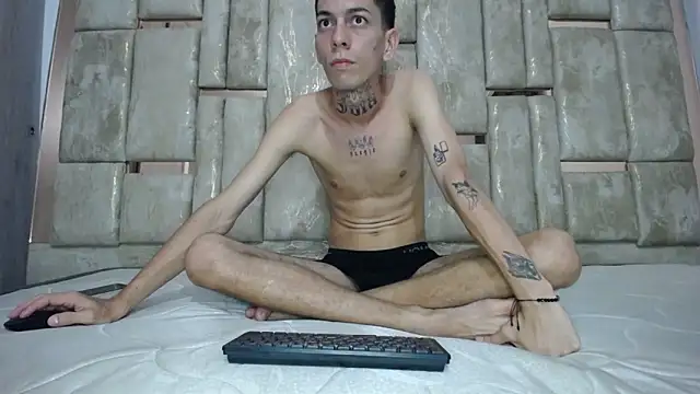 Snapshot of Who-am-I-201 chatting on 11-26-25, 10:44 Who-am-I-201 online show from 11-26-25, 10:44