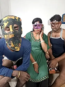 Snapshot of Real-Family chatting on 11-28-25, 03:47 Real-Family online show from 11-28-25, 03:47