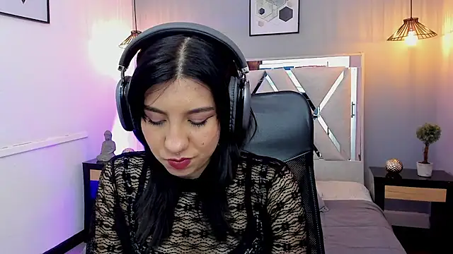 zoe-moreau online show from 04-13-26, 07:19