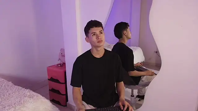 Snapshot of Eiden_Blake chatting on 12-03-25, 11:47 Eiden Blake online show from 12-03-25, 11:47