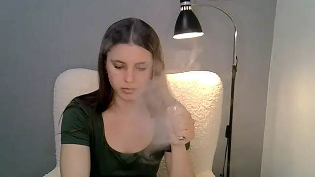 Snapshot of KiraHoney chatting on 05-17-26, 04:58 KiraHoney online show from 05-17-26, 04:58