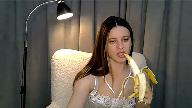 Snapshot of KiraHoney chatting on 05-23-26, 07:18 KiraHoney online show from 05-23-26, 07:18