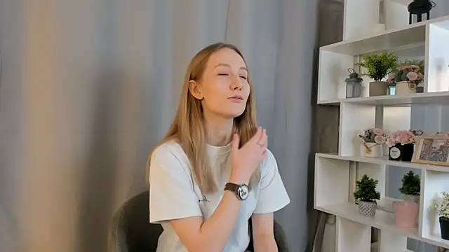 Snapshot of NikoleOwen chatting on 11-11-25, 08:25 NikoleOwen online show from 11-11-25, 08:25