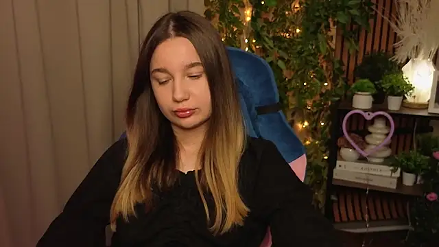 Snapshot of LauriePerez chatting on 12-21-25, 12:45 LauriePerez online show from 12-21-25, 12:45