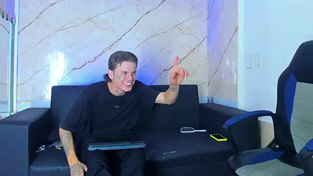 Snapshot of Kevinperlas chatting on 11-16-25, 08:25 Kevinperlas online show from 11-16-25, 08:25