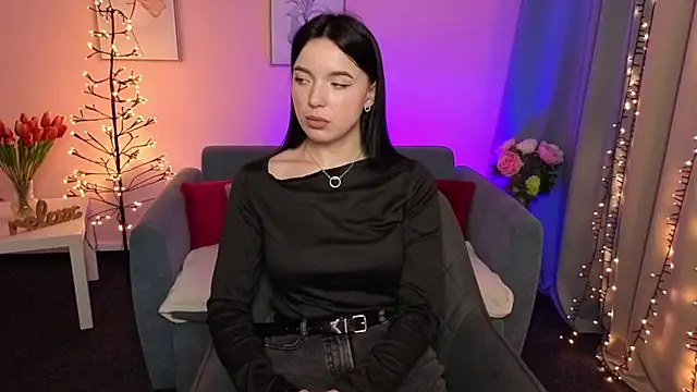 Snapshot of HeyNiki chatting on 12-18-25, 04:02 HeyNiki online show from 12-18-25, 04:02