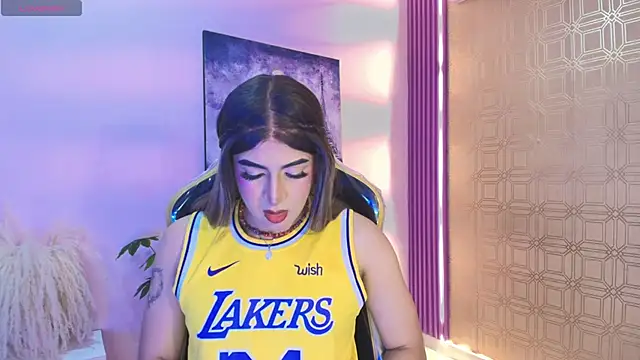 Snapshot of camii_raux chatting on 12-19-25, 04:19 camii raux online show from 12-19-25, 04:19