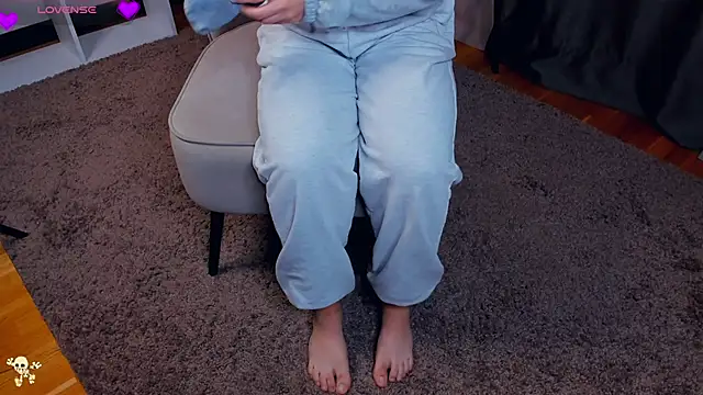 Snapshot of LaurelSatunas chatting on 11-13-25, 04:44 LaurelSatunas online show from 11-13-25, 04:44