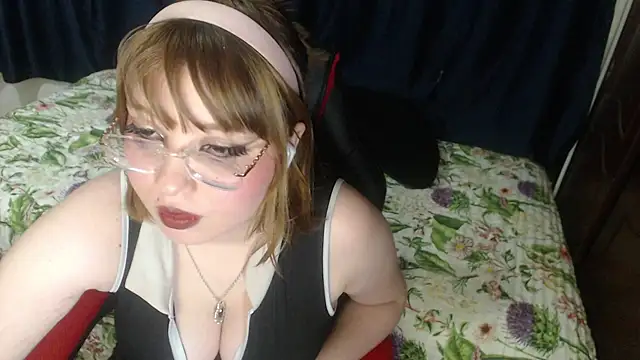 Snapshot of Michi_sauria1 chatting on 12-15-25, 03:22 Michi sauria1 online show from 12-15-25, 03:22