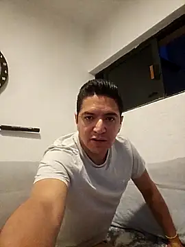 Snapshot of yayo_33 chatting on 04-17-26, 01:08 yayo 33 online show from 04-17-26, 01:08