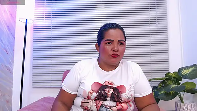 Snapshot of Lunaa_Milf chatting on 11-11-25, 03:50 Lunaa Milf online show from 11-11-25, 03:50