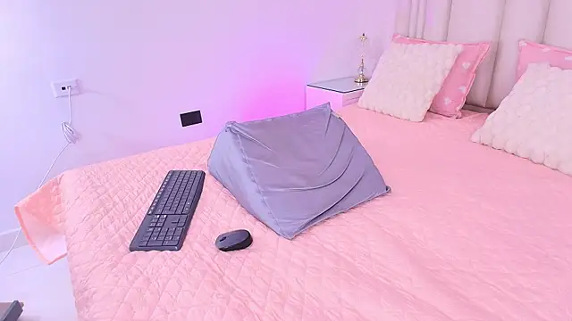 alanarose18 online show from 04-24-26, 07:16