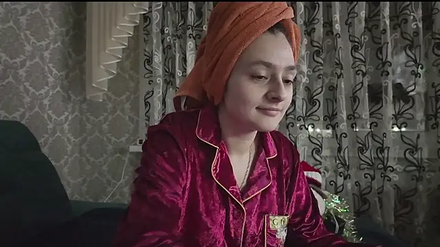 SweetLiaison online show from 12-18-25, 04:57