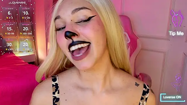 Snapshot of Lynaa_love chatting on 11-18-25, 08:57 Lynaa love online show from 11-18-25, 08:57