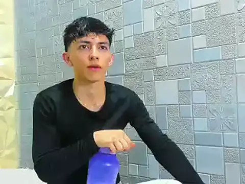 Snapshot of ElanGiraldo chatting on 11-11-25, 10:32 ElanGiraldo online show from 11-11-25, 10:32