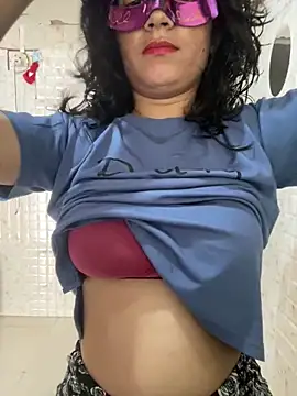 Snapshot of Red_Queen_11 chatting on 11-16-25, 07:47 Red Queen 11 online show from 11-16-25, 07:47