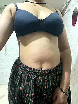 Snapshot of Red_Queen_11 chatting on 11-17-25, 06:57 Red Queen 11 online show from 11-17-25, 06:57