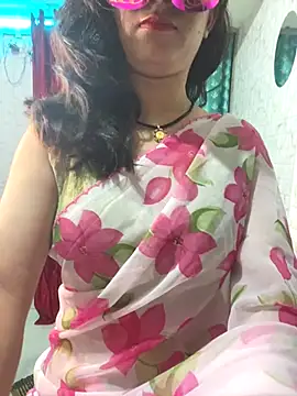 Snapshot of Red_Queen_11 chatting on 12-15-25, 07:29 Red Queen 11 online show from 12-15-25, 07:29