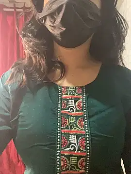 Snapshot of Red_Queen_11 chatting on 12-18-25, 06:47 Red Queen 11 online show from 12-18-25, 06:47