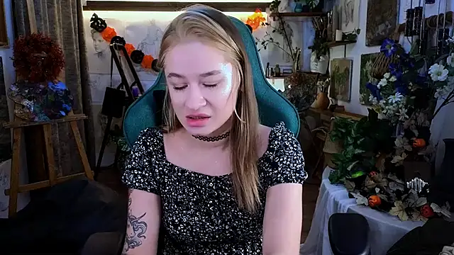 Snapshot of LeilaUvrays chatting on 11-15-25, 08:27 LeilaUvrays online show from 11-15-25, 08:27