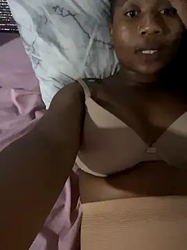 Snapshot of Berries_ chatting on 11-14-25, 05:11 Berries online show from 11-14-25, 05:11