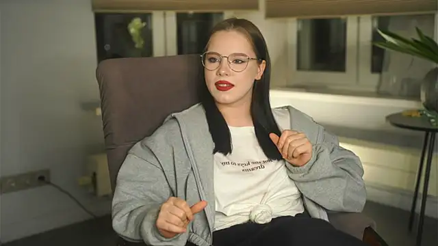 Snapshot of CrystaSvendsen chatting on 11-11-25, 12:49 CrystaSvendsen online show from 11-11-25, 12:49