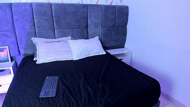 Snapshot of Atenea_Velle chatting on 05-14-26, 03:35 Atenea Velle online show from 05-14-26, 03:35