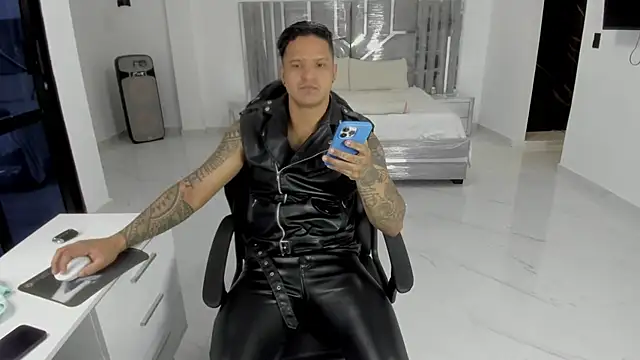 Snapshot of master_leather chatting on 04-27-26, 05:05 master leather online show from 04-27-26, 05:05