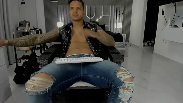 Snapshot of master_leather chatting on 06-25-26, 02:11 master leather online show from 06-25-26, 02:11