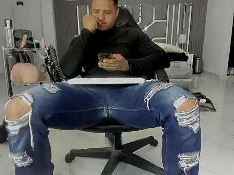 Snapshot of master_leather chatting on 06-30-26, 10:22 master leather online show from 06-30-26, 10:22