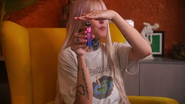 Snapshot of IsauraGarratt chatting on 11-13-25, 12:15 IsauraGarratt online show from 11-13-25, 12:15